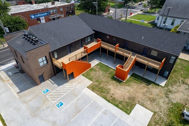 Building Photo - Portland Neighborhood - 2 Bed 1 Bath with Balcony and In-Unit Laundry