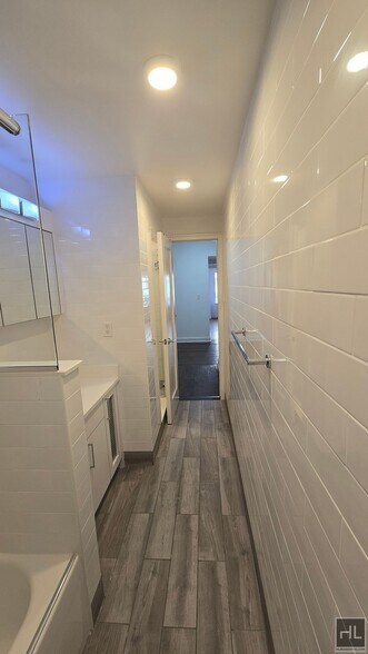 Building Photo - 5th AVE & 9th St spacious 1BR/1BA in High ...