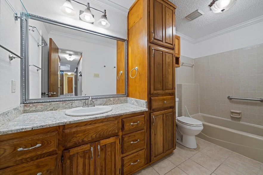 Shared Bathroom - 273 Leafy Hollow Ln