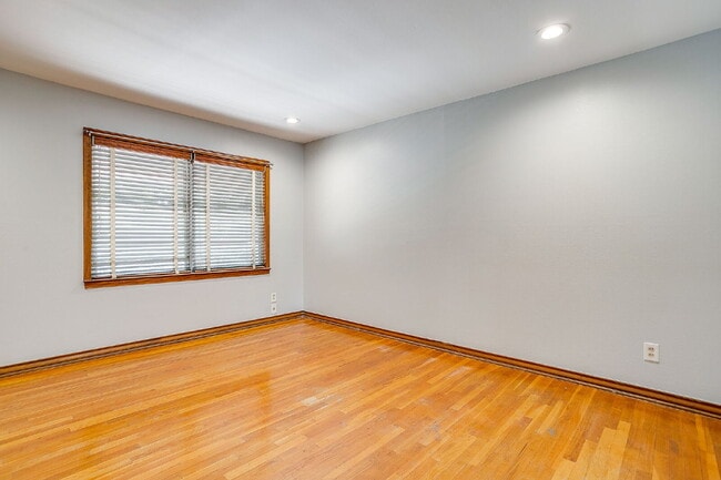 Building Photo - Historic 2 bed, 1 bath Apartment in Covete...