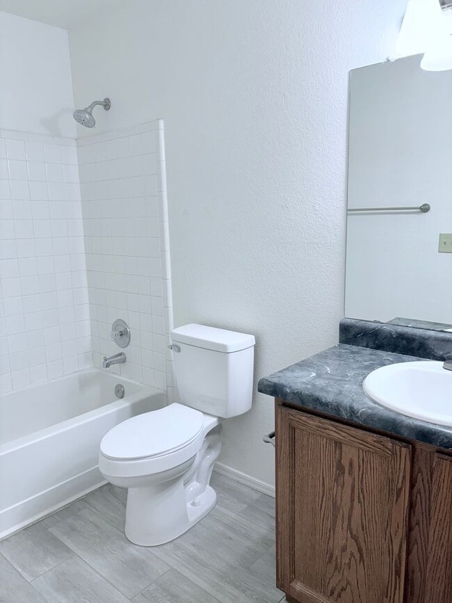 Building Photo - newly remodeled 3 bed/ 2 bath home