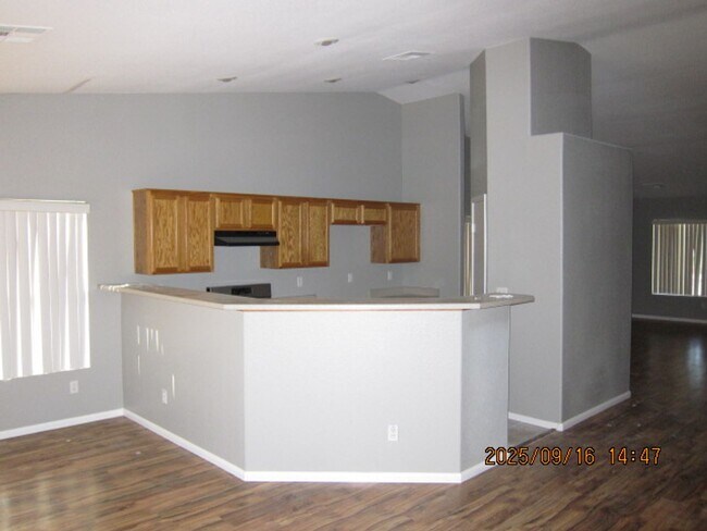 Building Photo - Beautiful 4 Bedroom Single Story House w/ ...