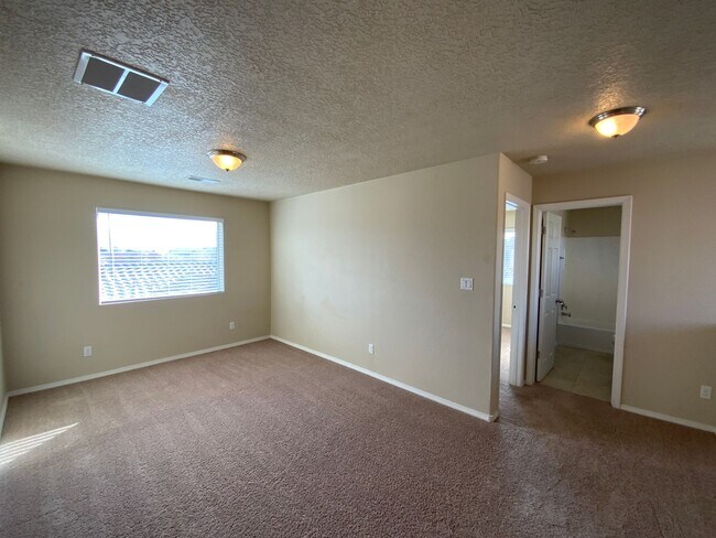 Building Photo - 3 Bedroom Home Available Near Unser Blvd NW & Rainbow Blvd NW!