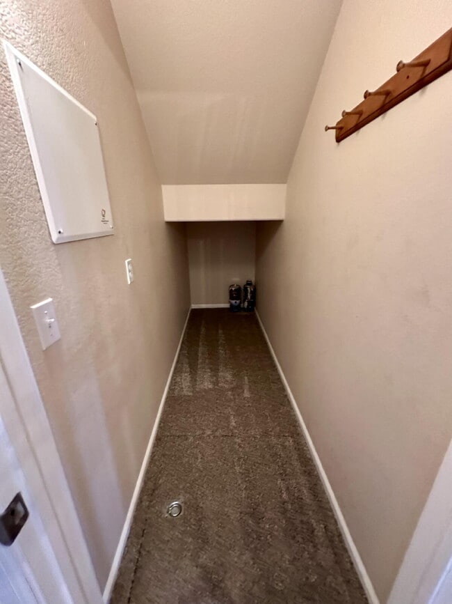 Building Photo - Stylish 2 bedroom Townhome end unit w/Loft 80923