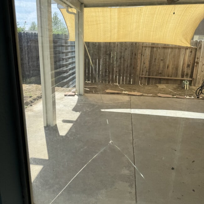 Building Photo - Great location near park and shopping