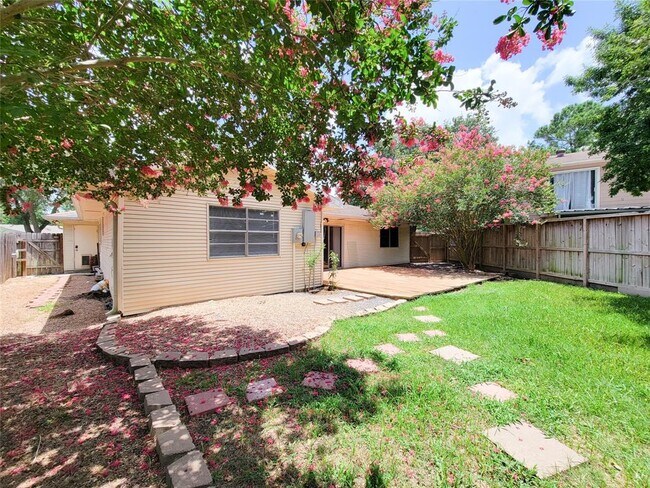 Building Photo - 8515 Riverside Walk Ln