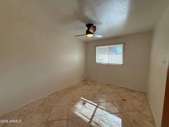 Building Photo - 2114 S La Rosa Dr