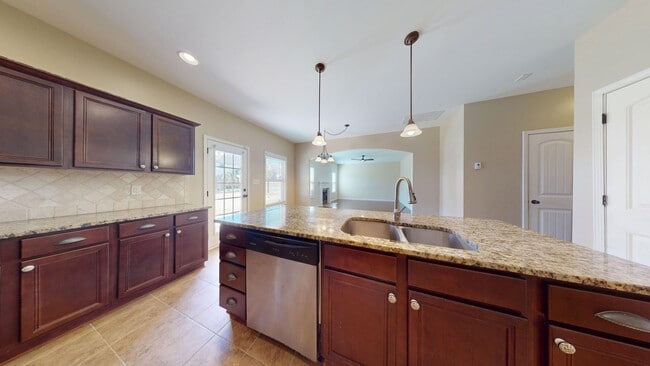 Building Photo - Nice 4 Bedroom Home in Solamere