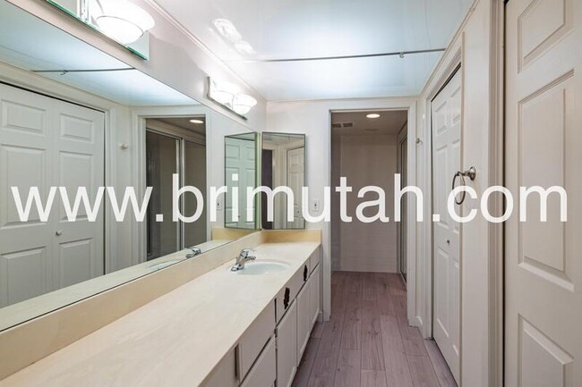 Building Photo - 5761 S Waterbury Cir