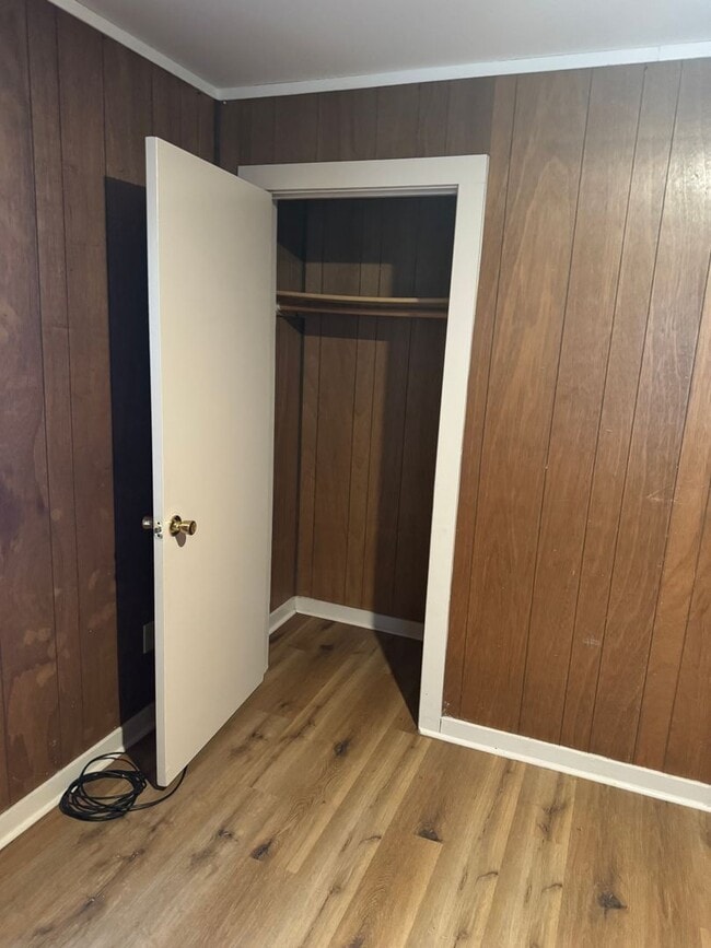 Building Photo - 2 Bedroom / 1 Bathroom Home with 1 Car Gar...