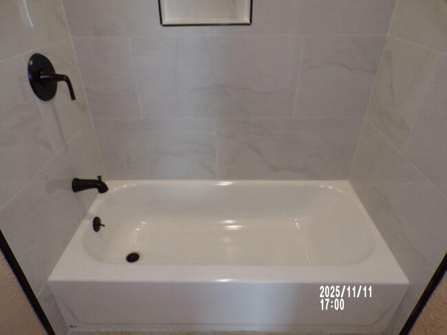 Building Photo - home located close to Bishop School District