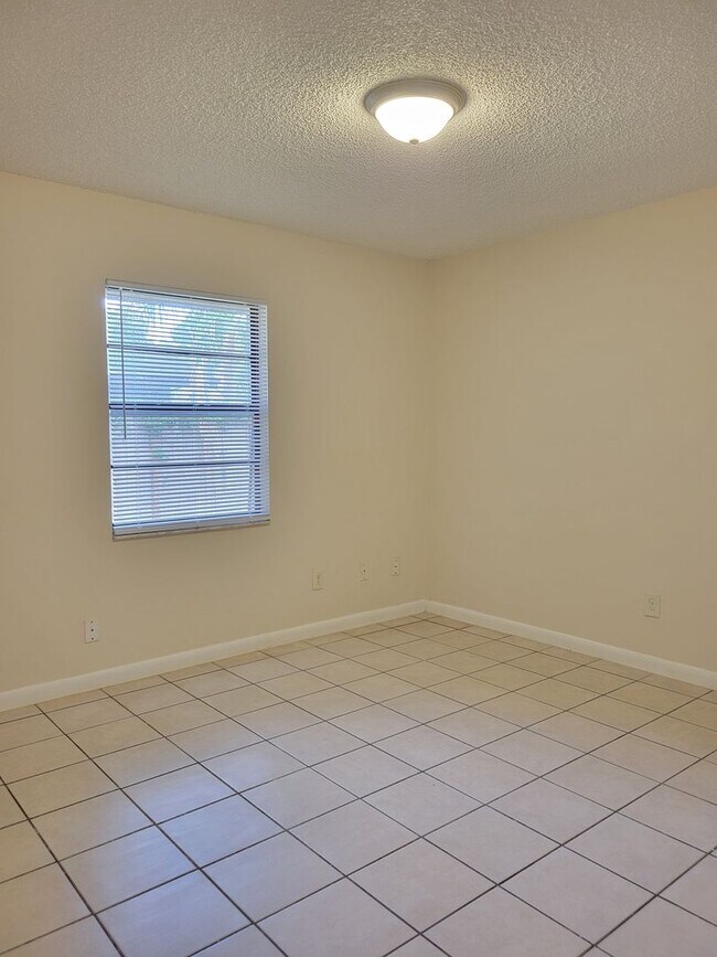 Building Photo - Renovated Two-Bedroom Apartment near Lake Howard