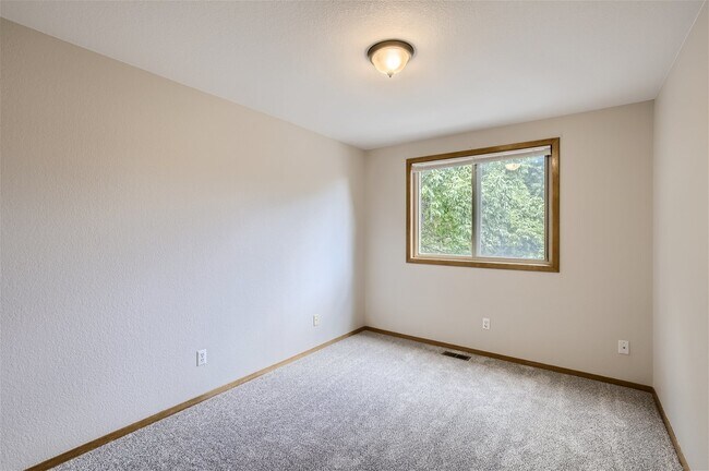 Building Photo - Spacious NW Longmont Home