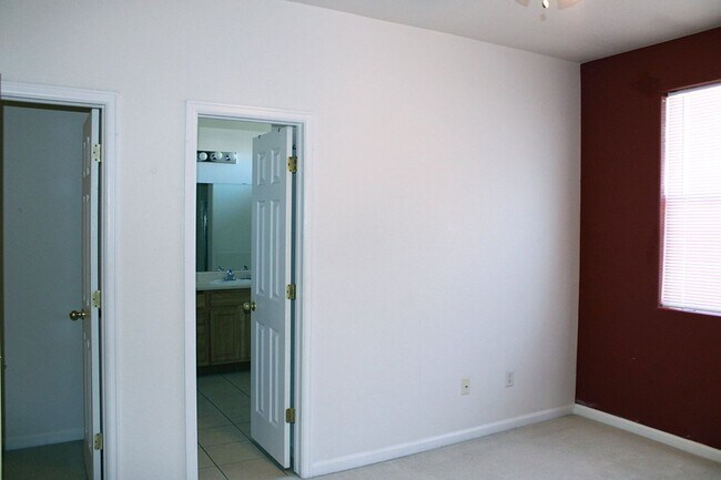 Building Photo - Spacious Fort Collins Townhouse Near Great...