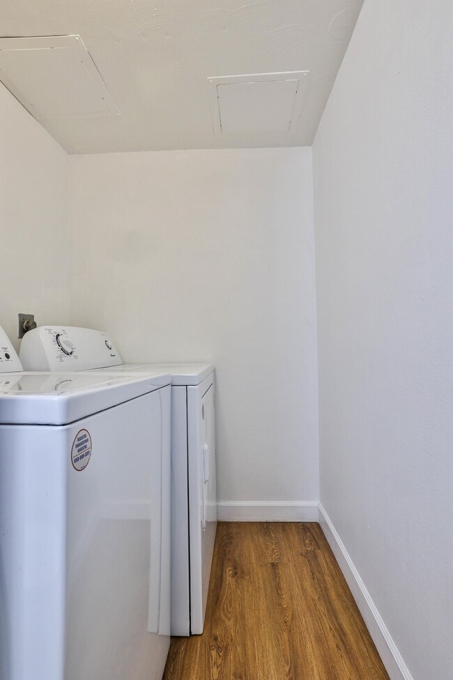 Building Photo - 1556 Meredith Dr