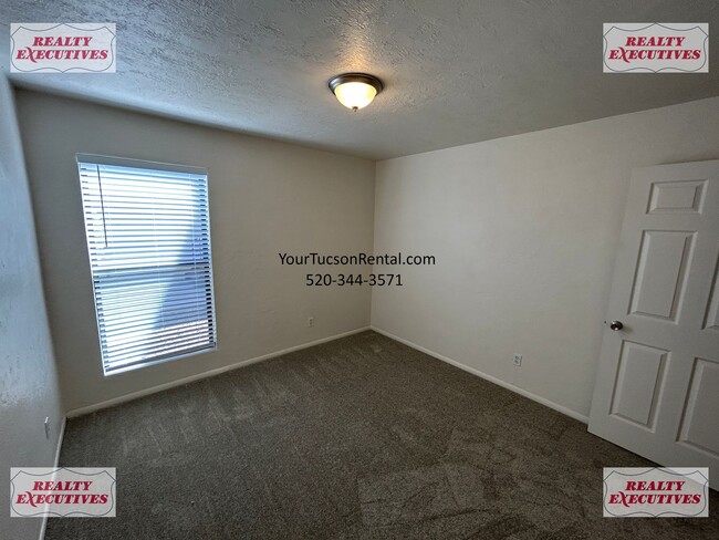 Building Photo - 1620 N Wilmot Rd
