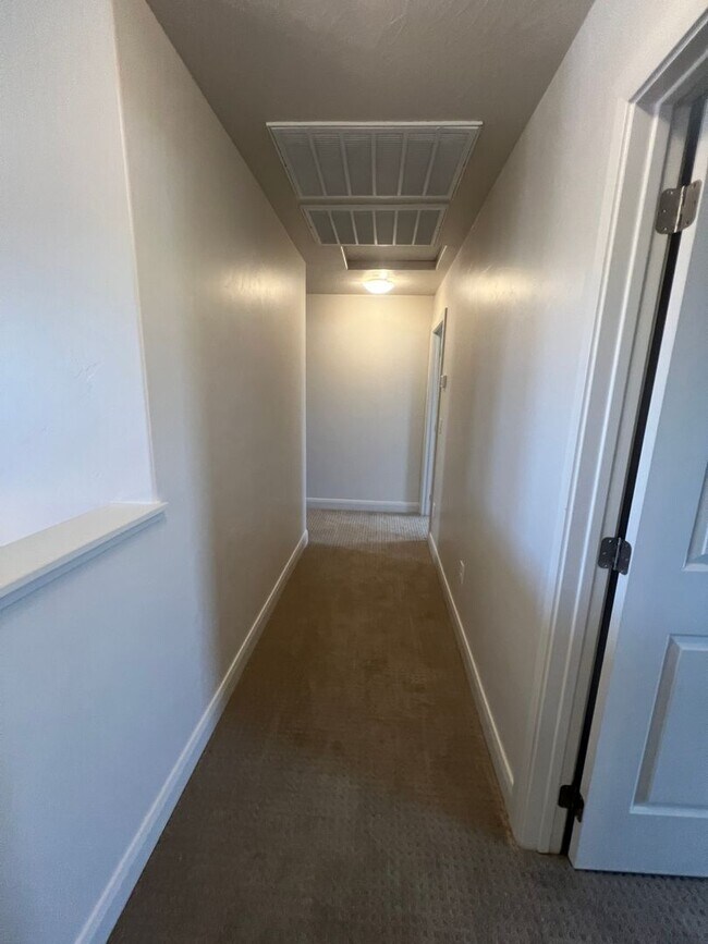 Building Photo - Stunning 5 bedroom, 2.5 bathroom home in d...