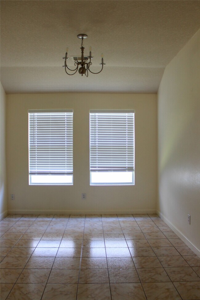 Building Photo - 16945 Scenic Knoll