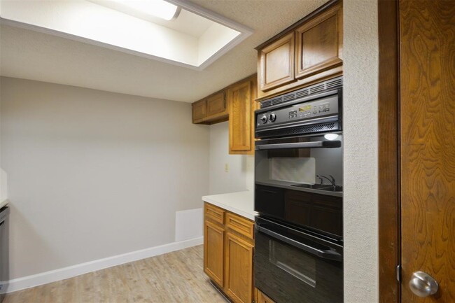 Building Photo - 1326 Town Cir