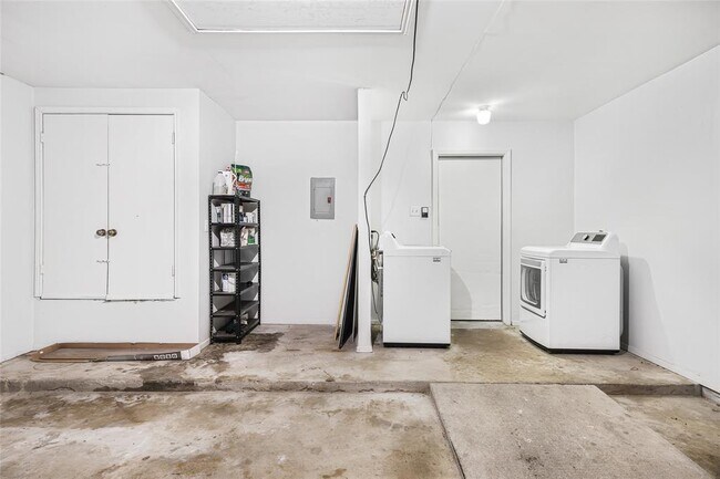 Building Photo - 914 Peggotty Pl