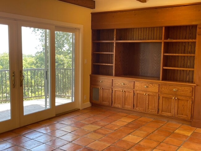 Building Photo - Spacious hilltop home, cul de sac location, fabulous views, Excellent Palo Alto Schools!