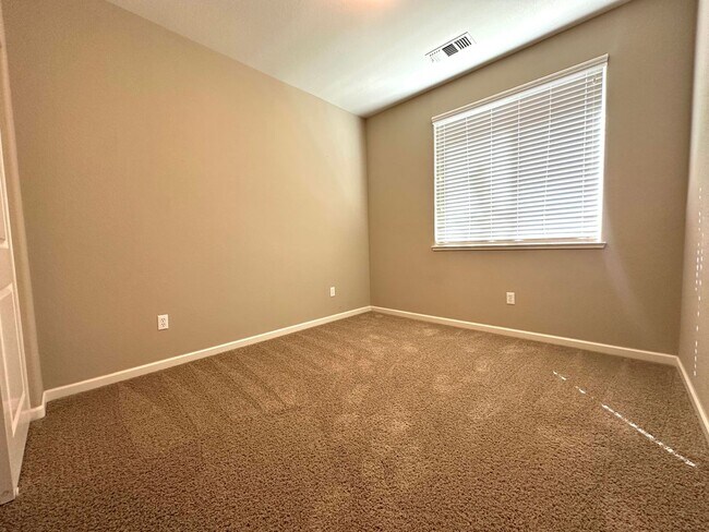 Building Photo - Spacious Home in Prime Turlock Location