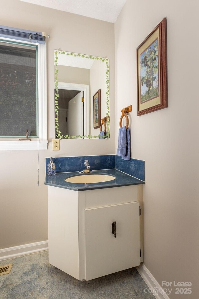 Building Photo - 102 Arbor Ln