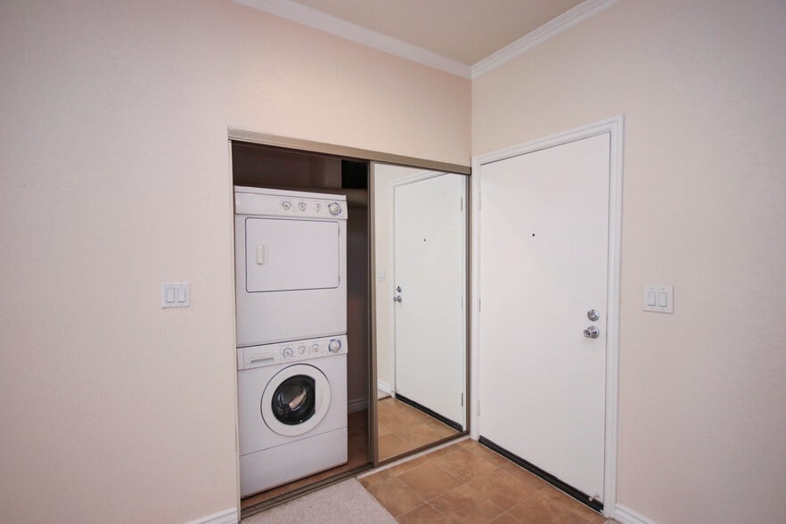 Building Photo - 300 N El Molino Ave