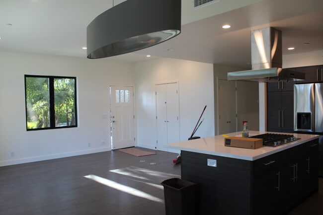 Building Photo - 1220 Rancho Dr