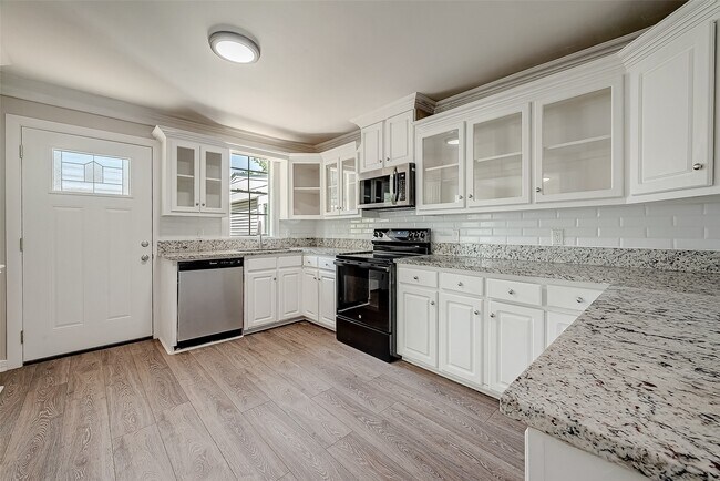 Building Photo - 5831 Annunciation St