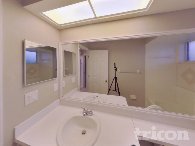 Building Photo - 8421 Bay Dr