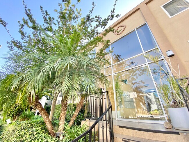 Building Photo - 1541 N Formosa Ave