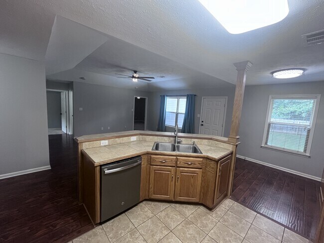 Building Photo - 34 Shamsie Dr