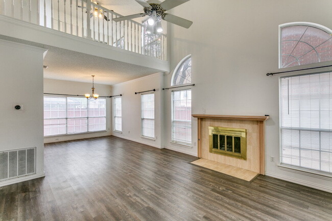 Building Photo - Bright & Spacious Home with Flex Room Near...