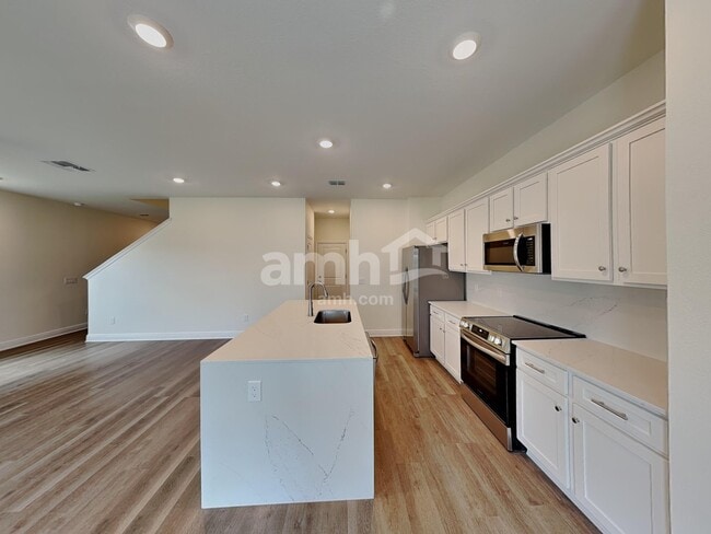 Building Photo - 5968 Pinewood Ests Dr