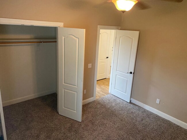 Building Photo - Available August 1st! Recently Updated 3-B...