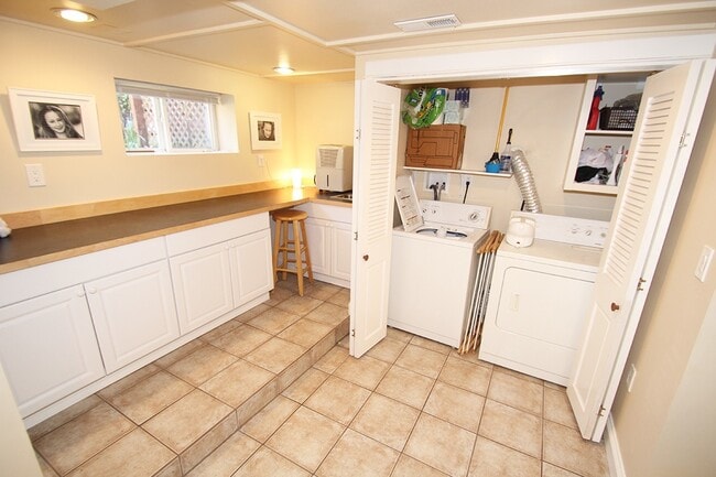 Building Photo - NICELY MAINTAINED 4 BED QUEENE ANNE HOME FOR RENT W GARAGE!