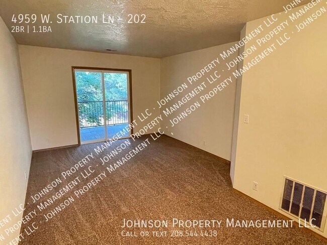 Building Photo - Upgraded 2BR Apartment with Central A/C an...