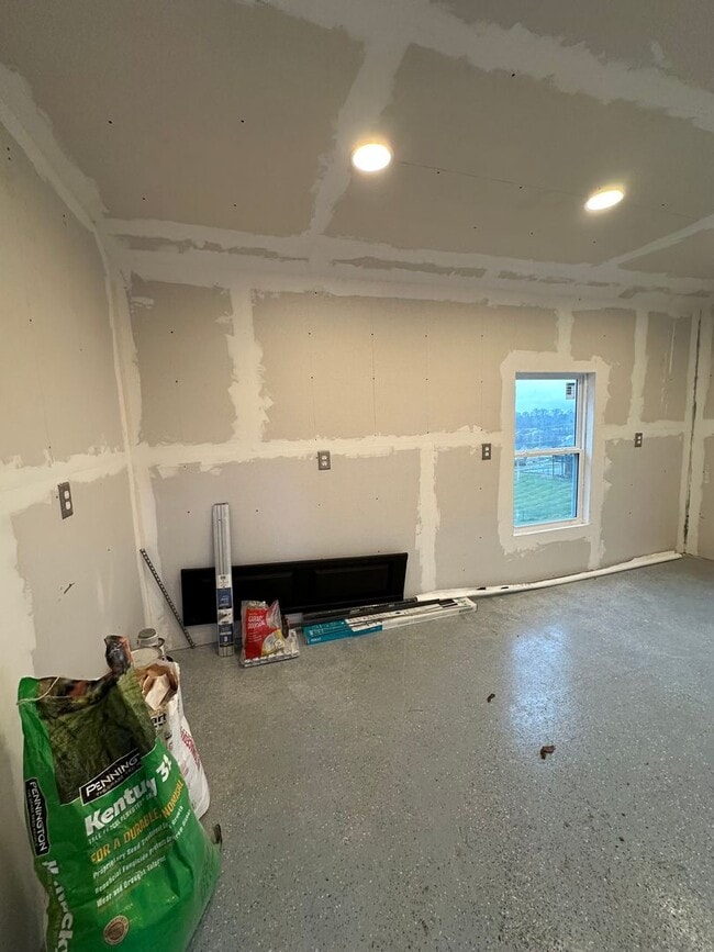 Building Photo - 4 Bedroom/3 Bathroom House in Piney Flats, TN