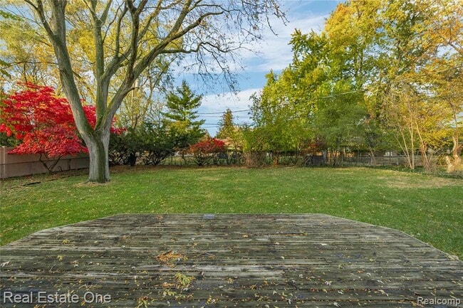 Building Photo - 2360 Pine View Dr