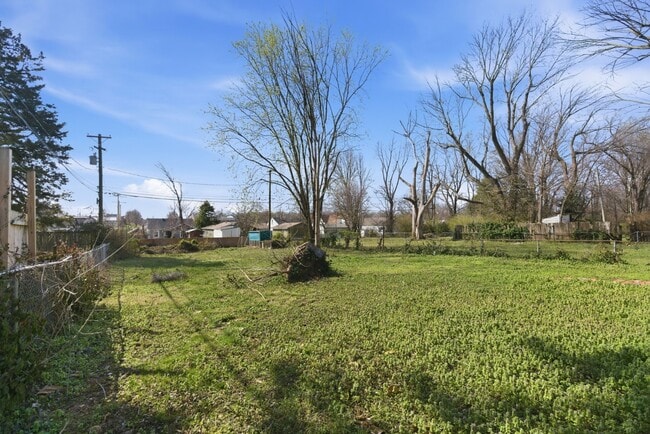 Building Photo - 1440 E Locust St