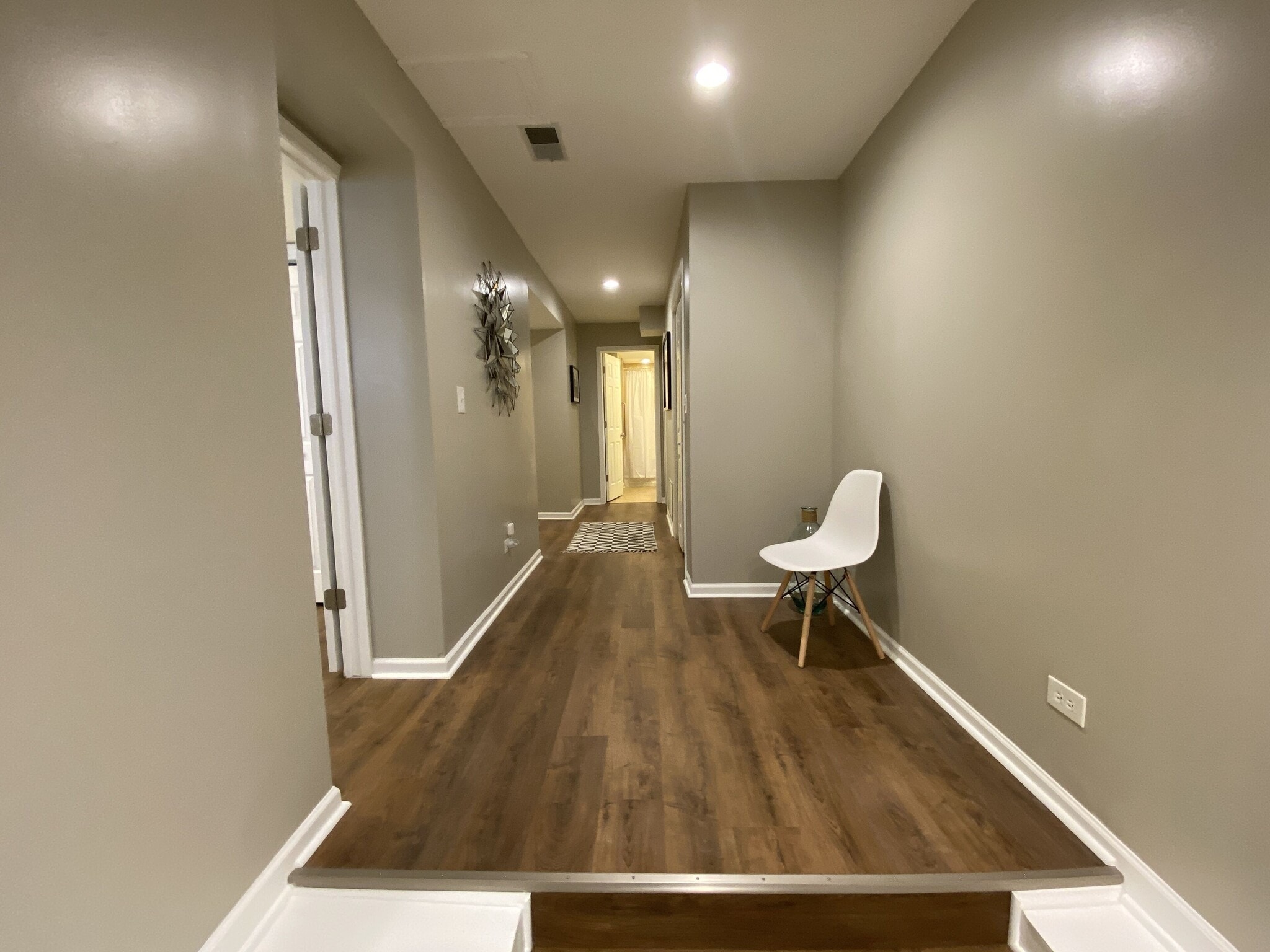 Building Photo - 913 W Belden Ave