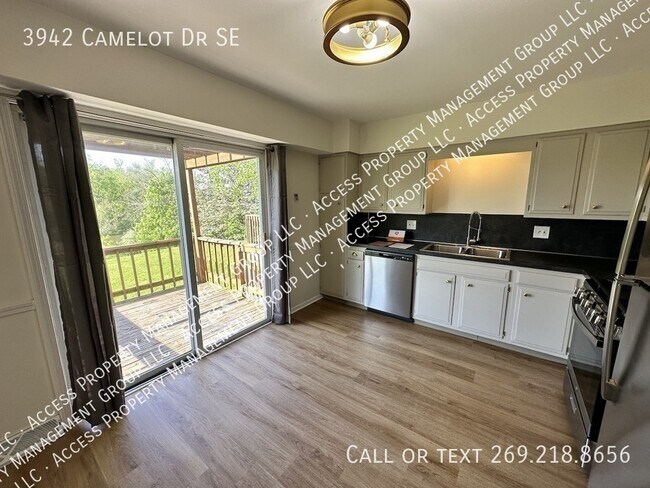 Building Photo - 3942 Camelot Dr SE