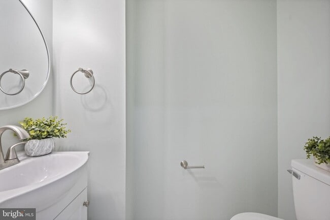 Building Photo - 328 S Macon St.