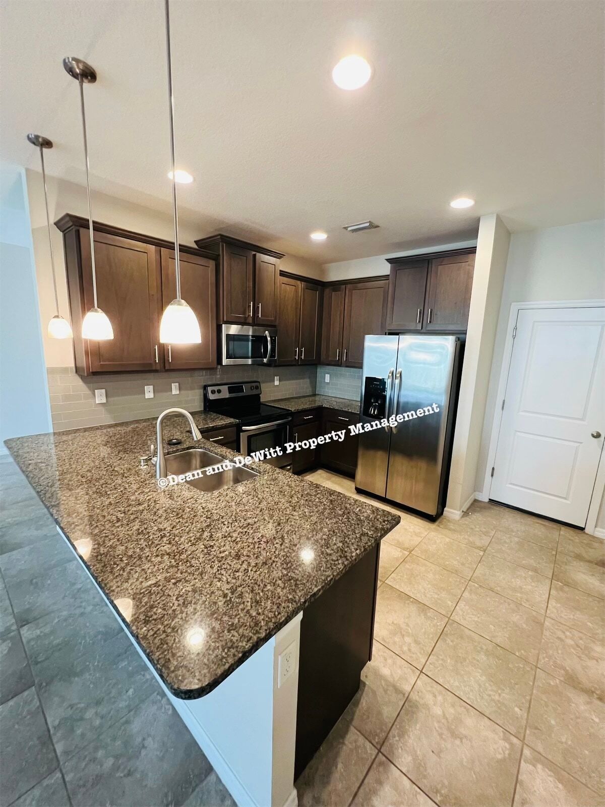 Building Photo - 3 Bed/2.5 Bath