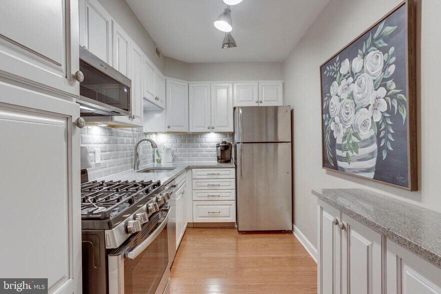 Building Photo - 7420 Lakeview Dr