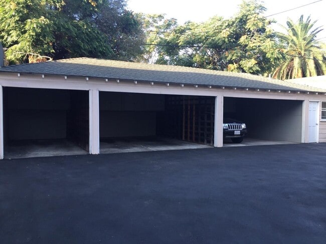 Building Photo - 12936 Moorpark St