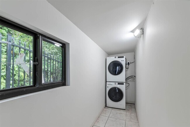 Building Photo - 25 NW 78th St