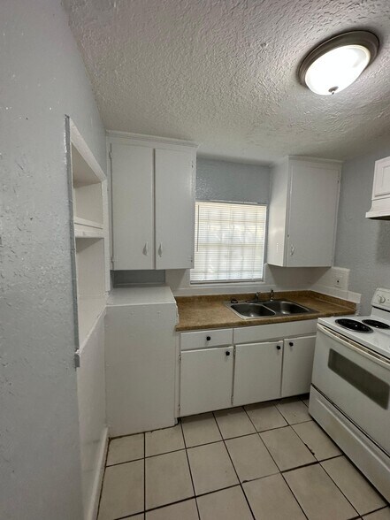 Building Photo - 312 Acosta St