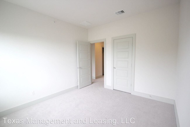 Building Photo - 2101 Town Centre Dr